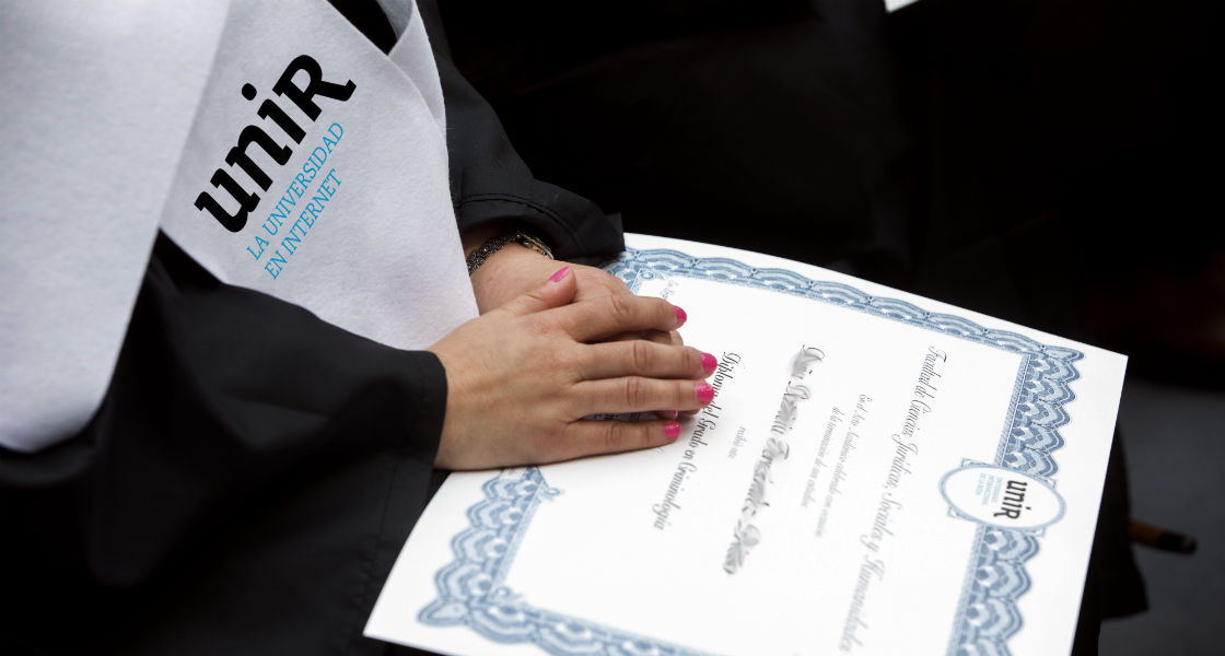 Un alumno de UNIR sujeta su diploma de graduado