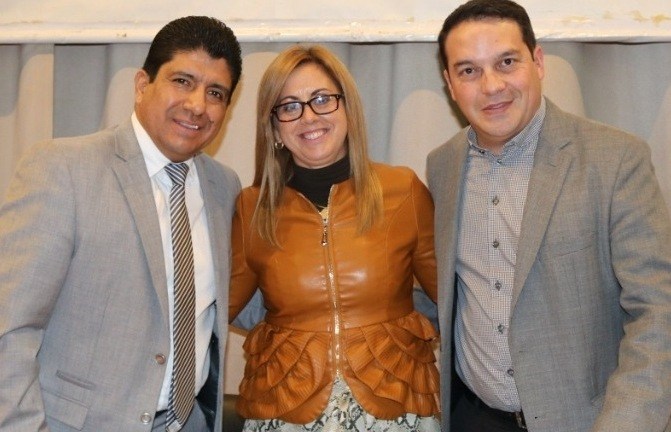 La representante de UNIR en Ecuador, Ana Frontela, junto a los representantes de la municipalidad de azogues