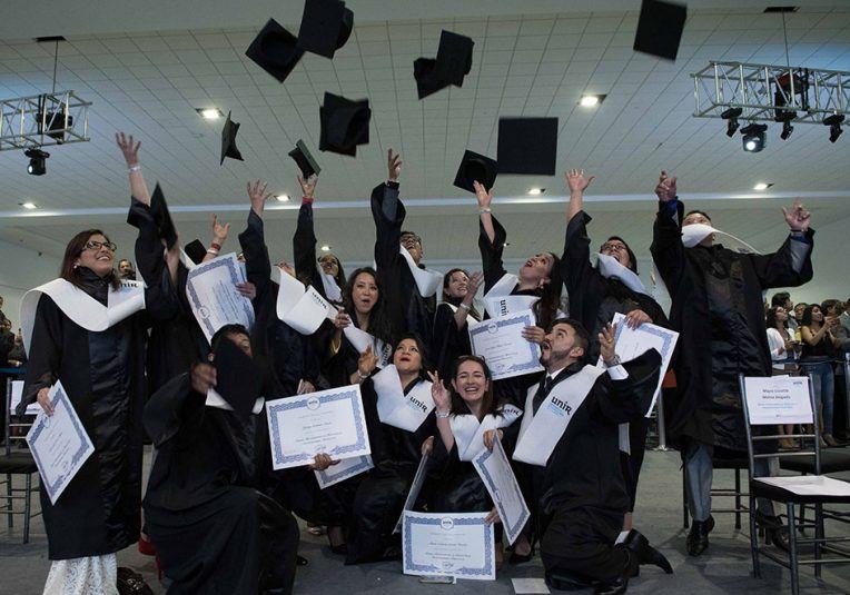 Alumnos de UNIR lanzan sus birretes al término de la Ceremonia Alumni Quito 2019