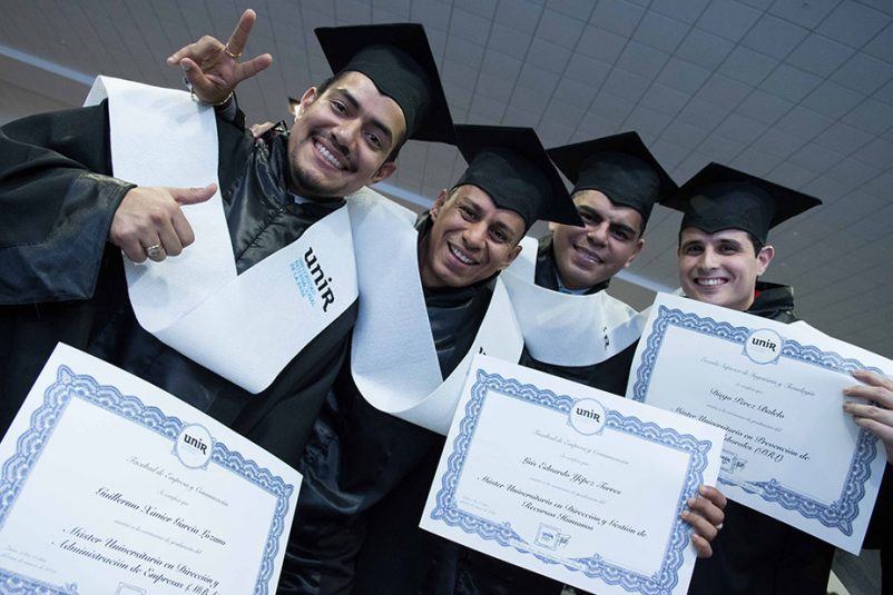 Alumnos felices posan con sus diplomas durante la Ceremonia UNIR Alumni Quito 2019