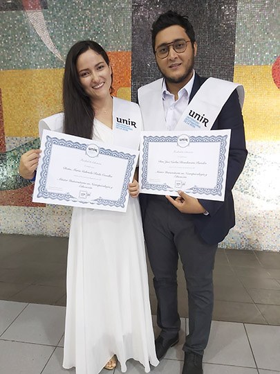 Juan Carlos Rivadeneira y Gabriela Nada, posan becados y con los diplomas conmemorativos de la Ceremonia UNIR Alumni Guayaquil 2020