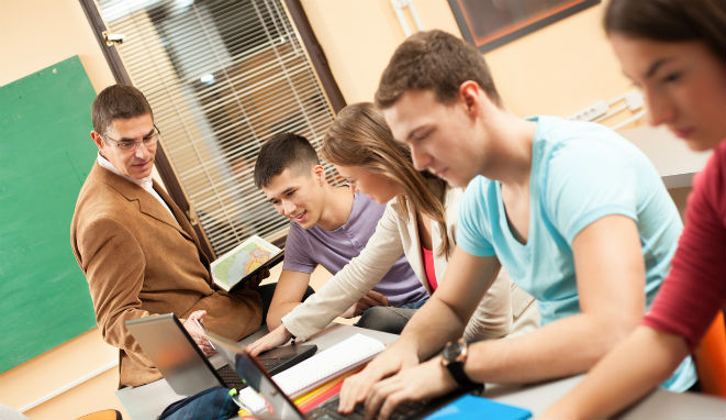 Docente aplicando las competencias digitales en el aula junto con sus alumnos