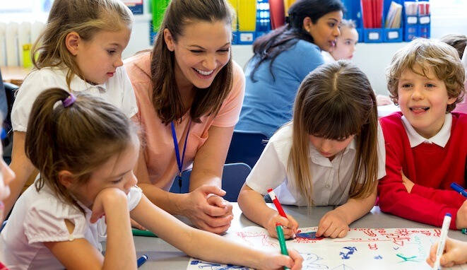 Estudiantes participando en actividades de aprendizaje significativo en el aula