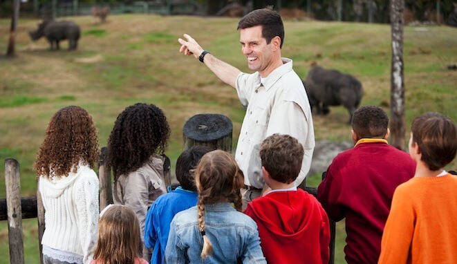 Niños aprendiendo sobre los animales de granja como parte del aprendizaje significativo