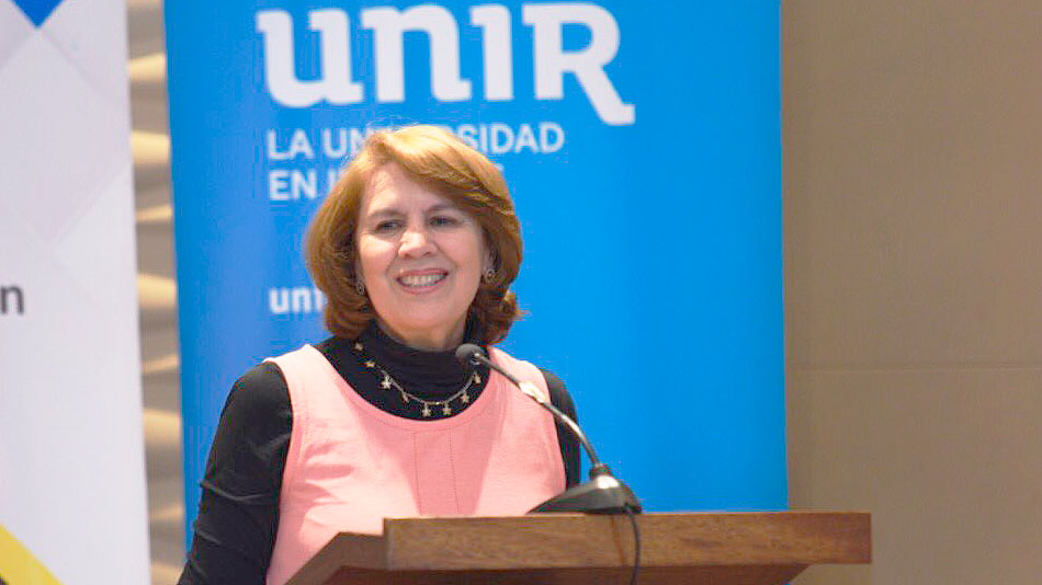 Rosalía Arteaga, presidenta de UNIR Ecuador, en un acto de concesión de las becas Zoila Ugarte.