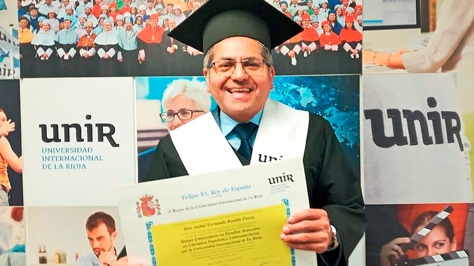 Aníbal el día de su graduación en la maestría de Estudios Avanzados en Literatura Española y Latinoamericana..