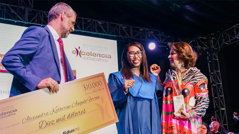 Alexandra Angulo recibió un gran cheque como premio de 10.000 dólares donados por UNIR, de mano de , y la estatuilla Nou a la Excelencia Académica de manos de Rosalía Arteaga, presida de Fundación FIDAL.