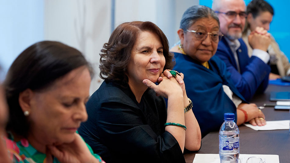 En el centro de la imagen, Rosalía Arteaga, presidenta del Consejo Asesor y de UNIR en Ecuador.
