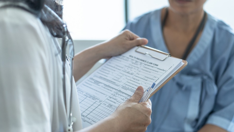 Enfermera rellenando el formulario médico de un paciente