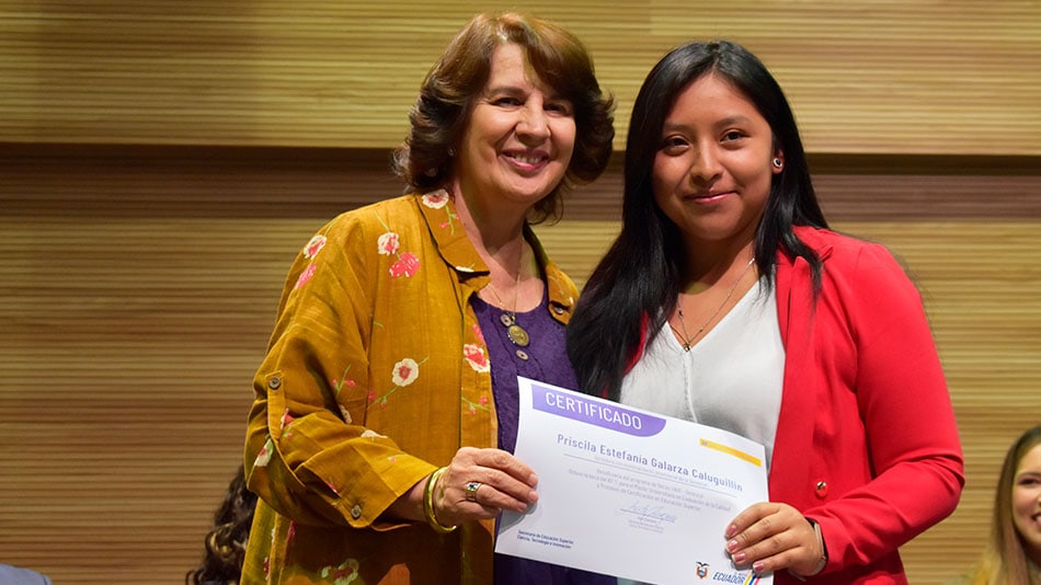 Rosalía Arteaga, presidenta de UNIR en Ecuador, con una beneficiara de la beca.