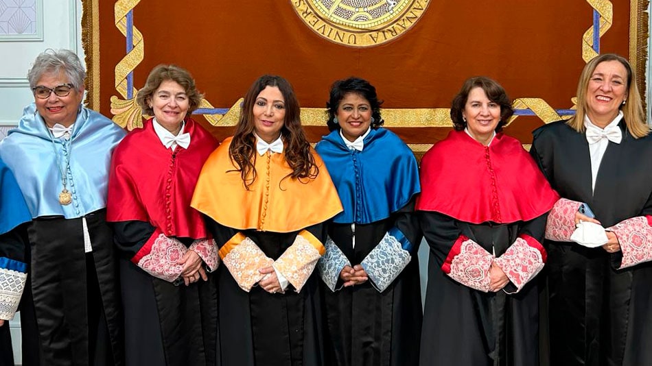 Rosalía Arteaga (segunda por la derecha) entre otras personalidades investidas como Doctora Honoris Causa.