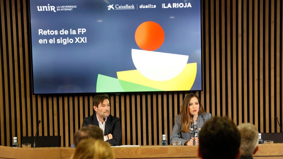 Ana Changuín, secretaria de SENESCYT, participó en el diálogo 'Retos de la FP en el siglo XXI', junto con Daniel Marín Bueno. director general de Formación Profesional del Gobierno de La Rioja.