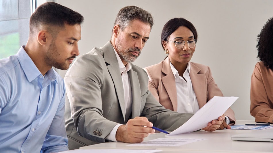 Abogados de derecho laboral en una reunión