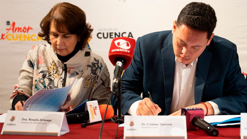 Rosalía Arteaga, presidenta de UNIR en Ecuador, y Cristian Zamora, alcalde de Cuenca, protagonizaron la firma protocolar.