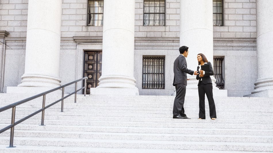 Abogados especialistas en derecho administrativo en las escaleras de la Corte