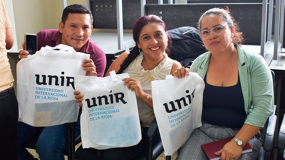 Docentes en el Foro Nacional por la Educación celebrado en Portoviejo el pasado mes abril y en el colaboró UNIR. 