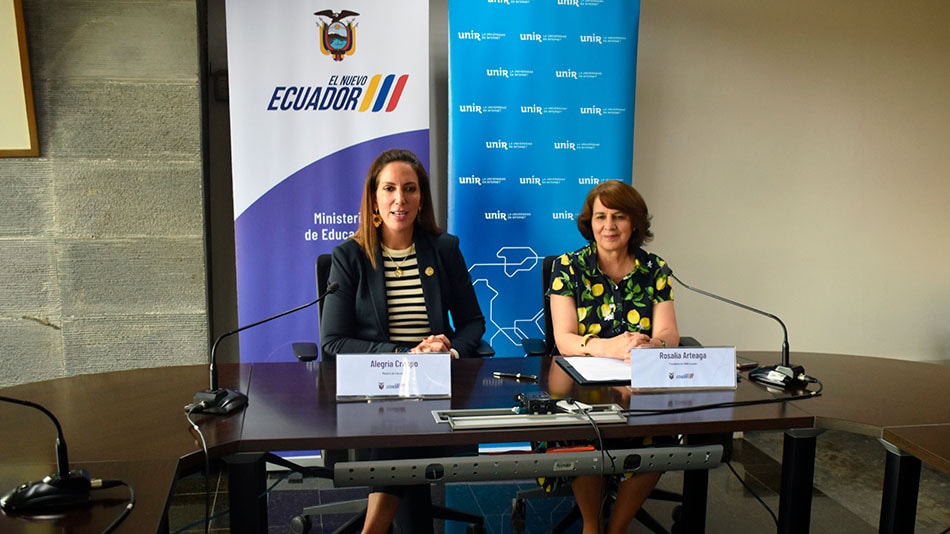 Alegría Crespo, ministra de Educación de Ecuador, y Rosalía Arteaga, presidenta de UNIR en Ecuador.