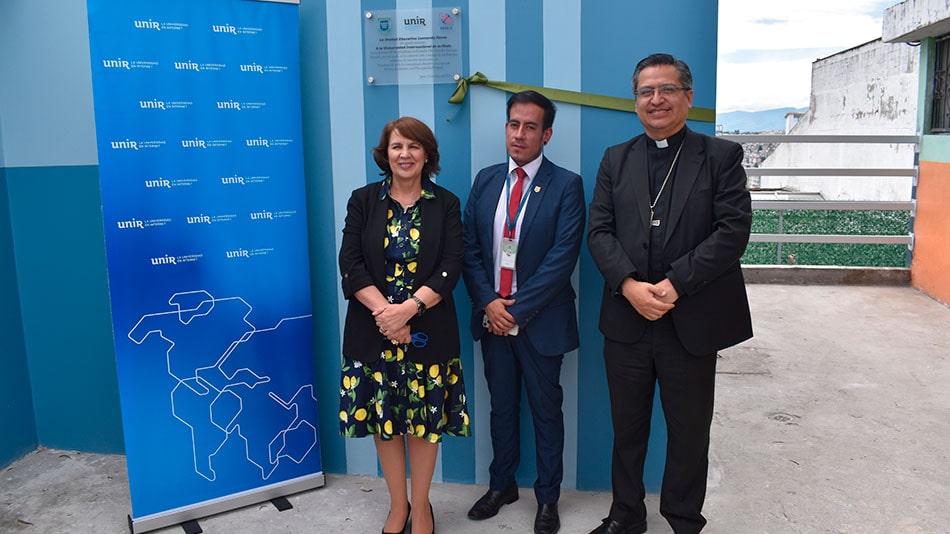 Rosalía Arteaga junto a Juan Sebastián Castro, rector de la Unidad Educativa Leonardo Ponce , y David Israel de la Torre Altamirano, obispo auxiliar de Quito.