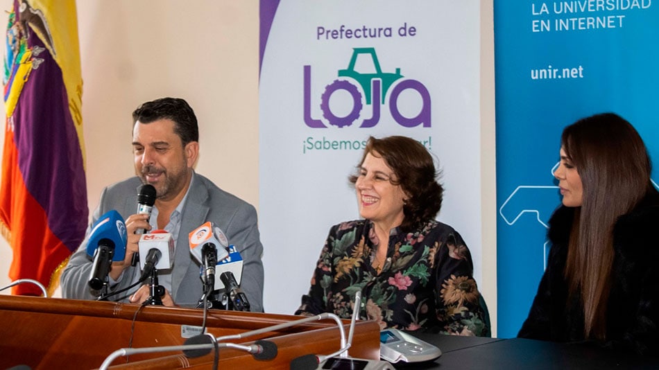 Mario Mancino, prefecto de Loja; Rosalía Arteaga, presidenta de UNIR en Ecuador; y María José Sotomayor, viceprefecta de la prefectura de Loja. 