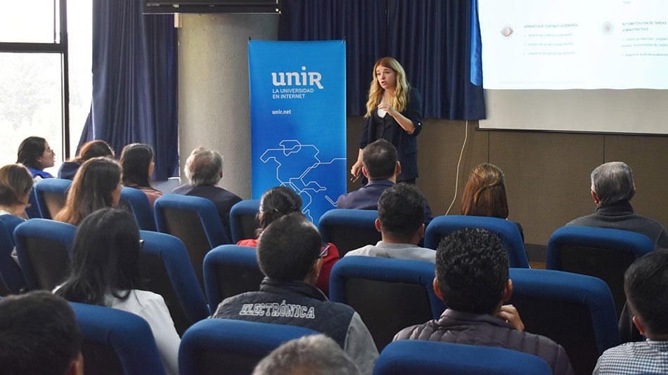 Eva Asensio, vicedecana de la Facultad de Empresa y Comunicación de UNIR, en un momento de su lección magistral sobre IA.