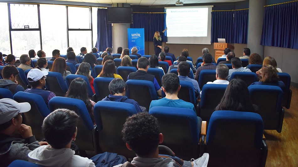 El auditorio de la Universidad de las Fuerzas Armadas ESPE se llenó de profesores y estudiantes.