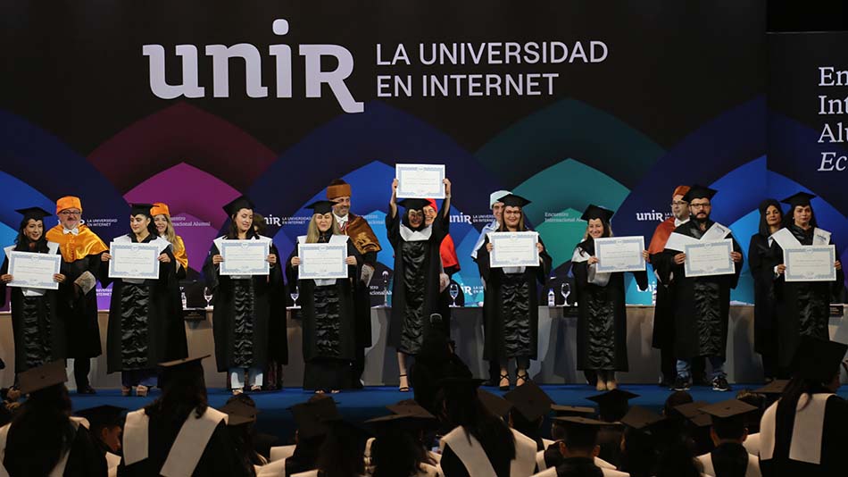 Los alumnos recibieron sobre el estrado los diplomas de manos del claustro de académicos.