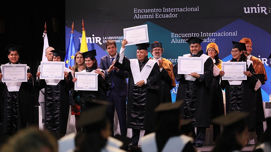 Egresados con sus diplomas, el reconocimiento a muchas horas de estudio. 