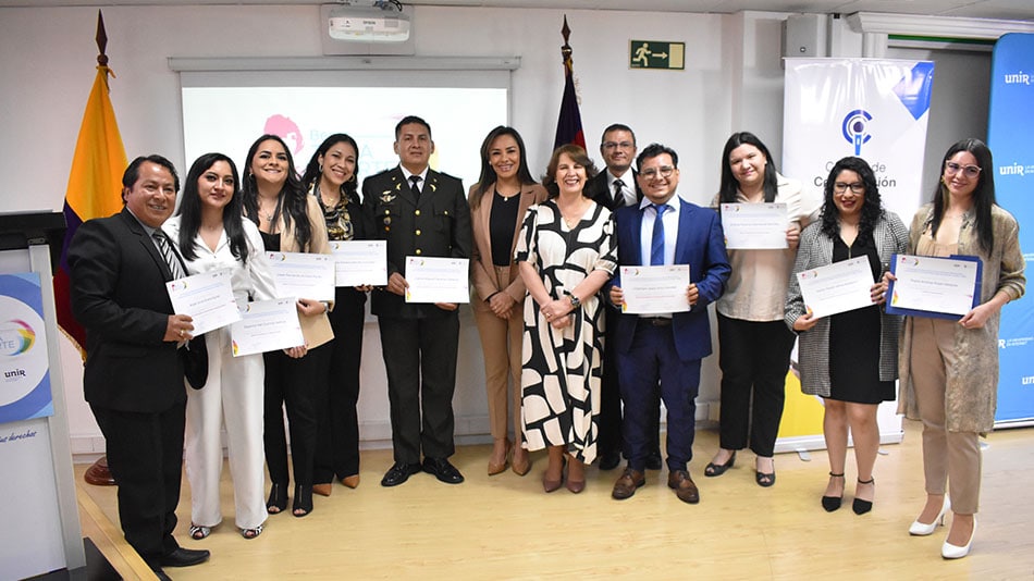 Jeannine Cruz y Rosalía Arteaga, rodeadas por los beneficiarios de las becas Zoila Ugarte.