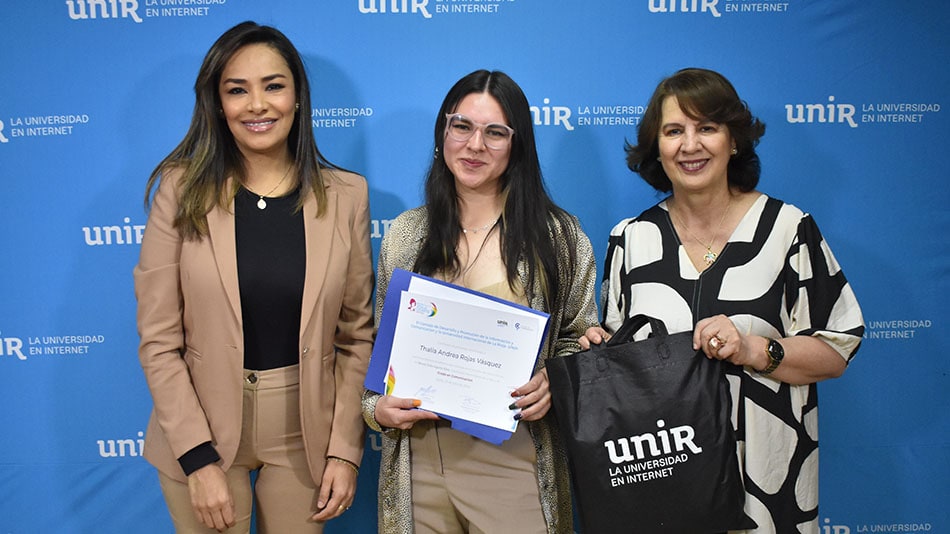 Jeannine Cruz; Andrea Rojas, becaria Zoila Ugarte 2024; y Rosalía Arteaga, presidenta de UNIR en Ecuador.