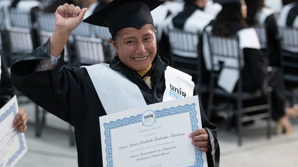 María Elizabeth Tualombo con el diploma acreditativo de su título con UNIR.