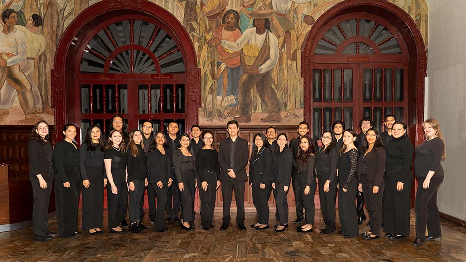 El director del coro rodeado por sus integrantes. 