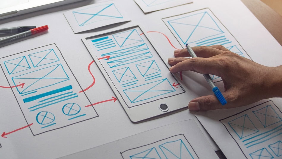 Creativo trabajando en bocetos de aplicación de desarrollo wireframe para teléfono móvil 