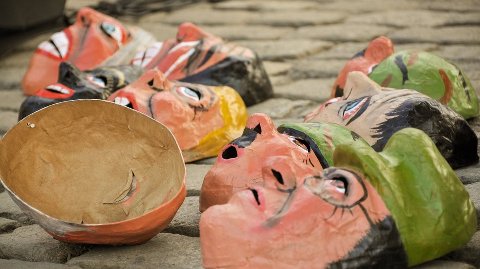 Máscaras de año viejo hechas de papel maché fotografía artística de Ecuador