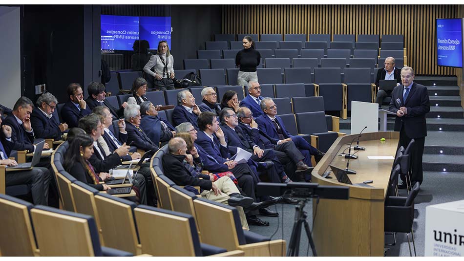 Los miembros de los Consejos Asesores de UNIR, durante la sesión plenaria, en el Rectorado de esta universidad.