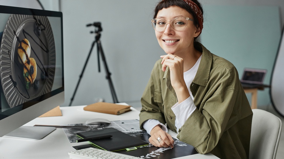 El modelo freelance en Ecuador ha ganado terreno como una alternativa real para quienes buscan independencia, flexibilidad y control de su tiempo
