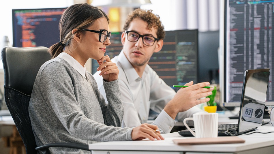 La programación frontend hace referencia a la parte del desarrollo web que se encarga de todo lo que los usuarios ven y cómo interactúan en una página o aplicación