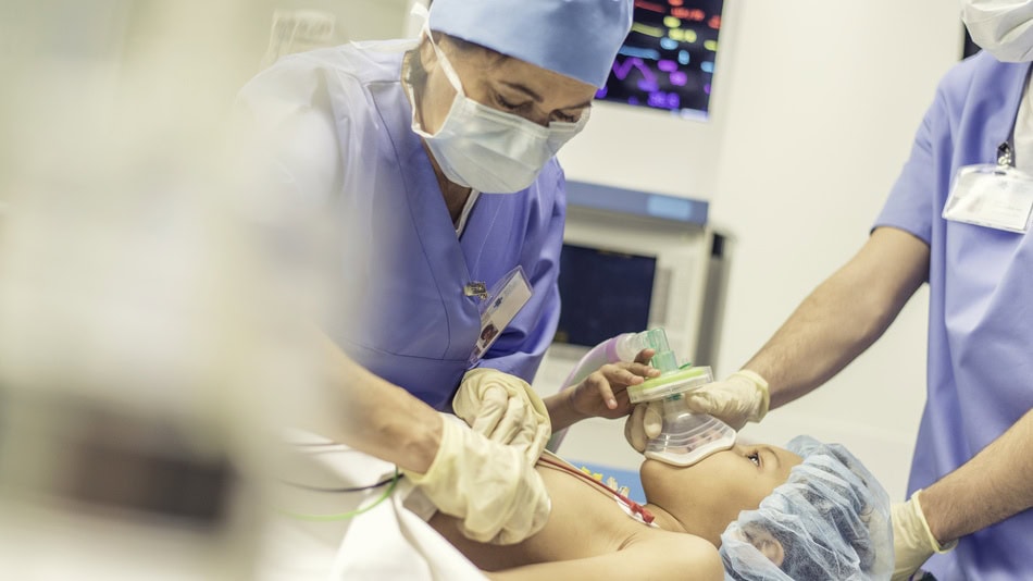 El trabajo del médico anestesiólogo va mucho más allá de administrar anestesia