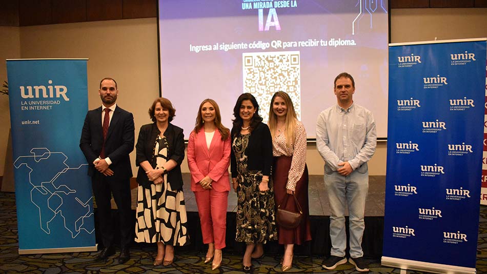De izquierda a derecha: Koldo Díaz, Rosalía Arteaga, María Paz Jervis, Claudia Arteaga, Mairelis Sánchez ((directora de UNIR en Ecuador) y Sergio Arce.