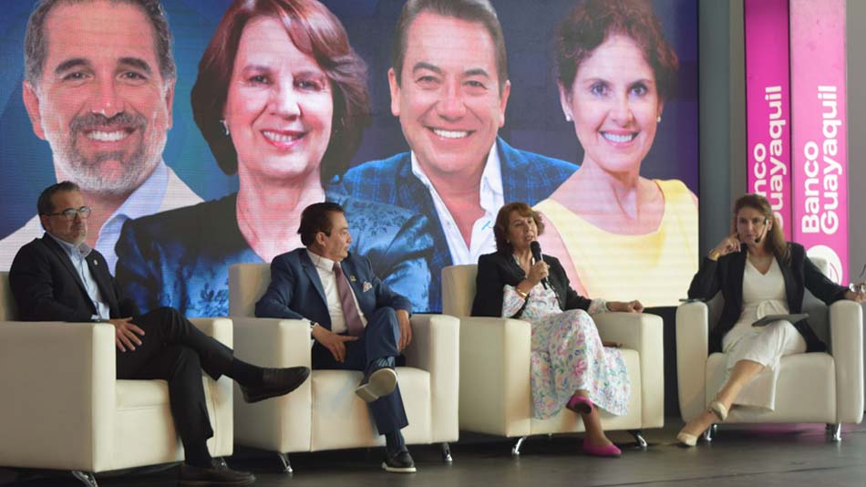 La presidenta de UNIR en Ecuador compartió tribuna con especialistas en el ámbito de la sostenibilidad.