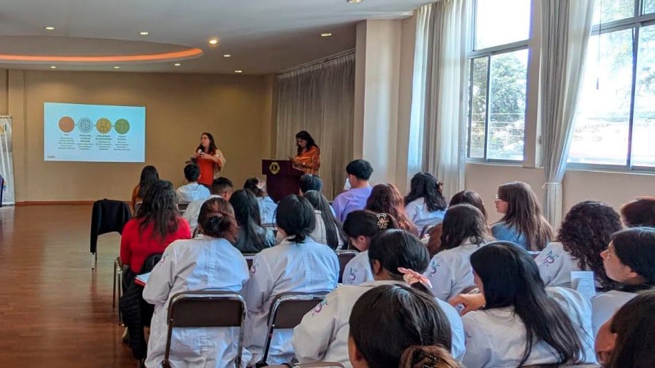 Pilar Villena, docente y coordinadora académica del Grado en Cooperación Internacional de UNIR, presentó MIKUY a una sala llena.