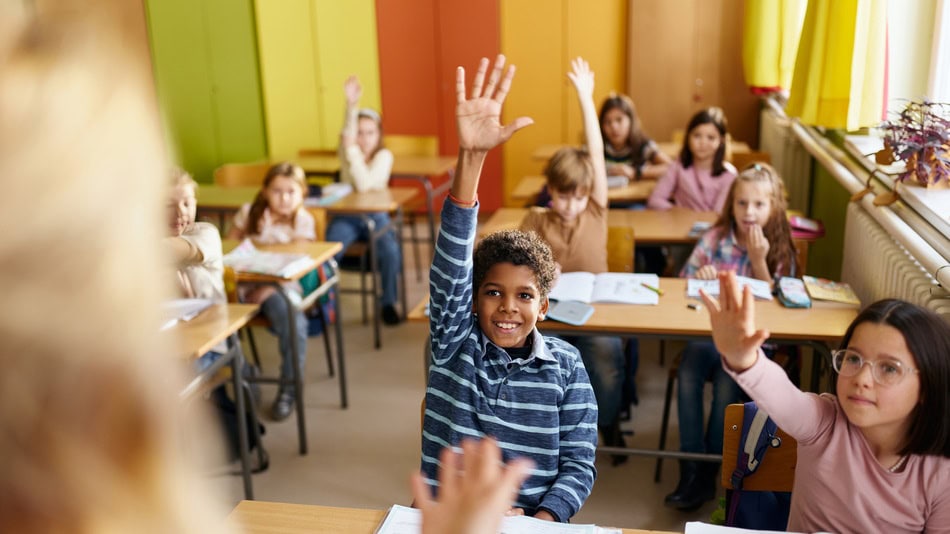 Este entorno armonioso no surge por casualidad; se basa en las 10 normas de convivencia en el aula