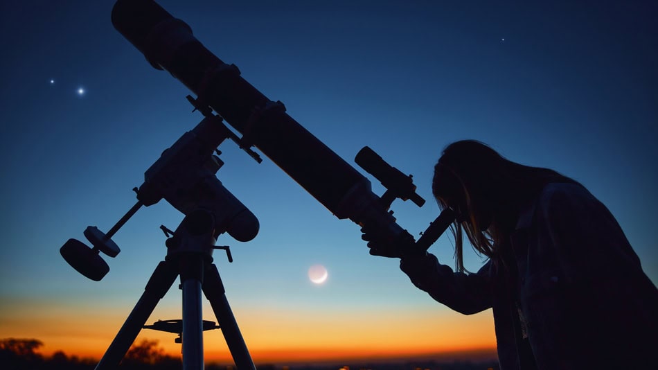 Un astrónomo es un científico que se dedica a estudiar los cuerpos celestes y los fenómenos del universo