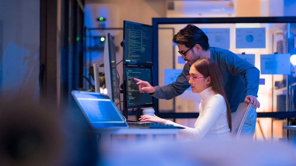 Un cloud developer es un profesional especializado en el diseño, desarrollo y mantenimiento de aplicaciones y servicios que operan en entornos de computación en la nube