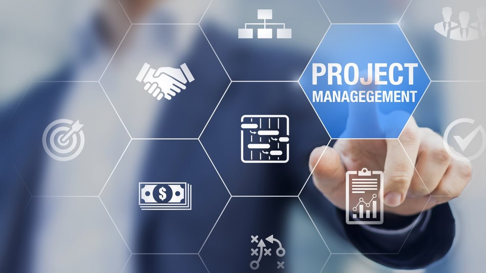 Un Project Manager o PM es el profesional responsable de liderar, coordinar y ejecutar proyectos desde el inicio hasta su finalización