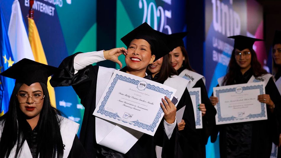 La alegría se desbordó tras recibir el diploma simbólico.