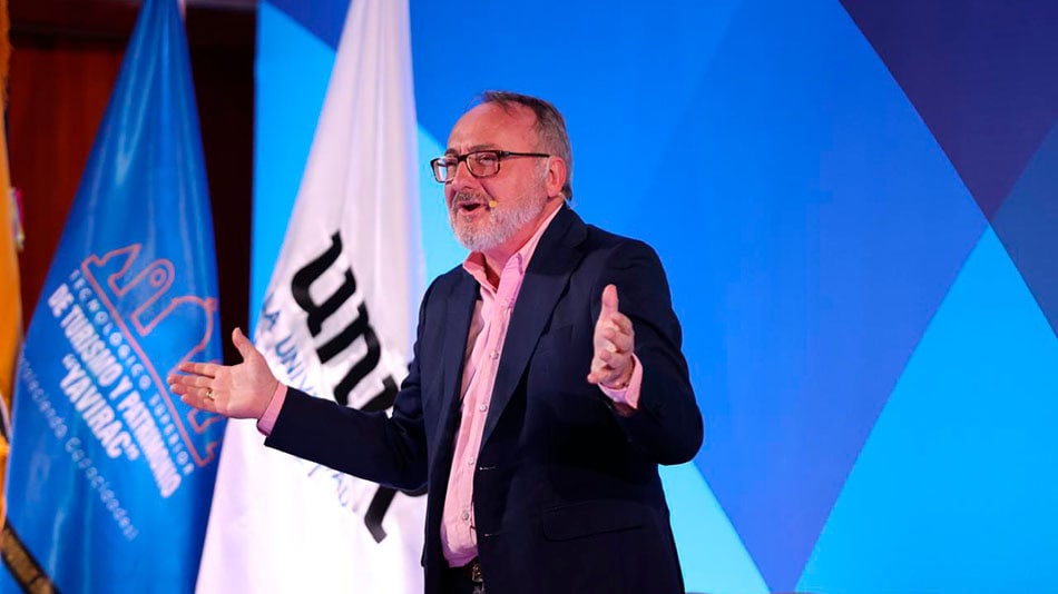 Manuel Herrera, director académico de Relaciones Internacionales.