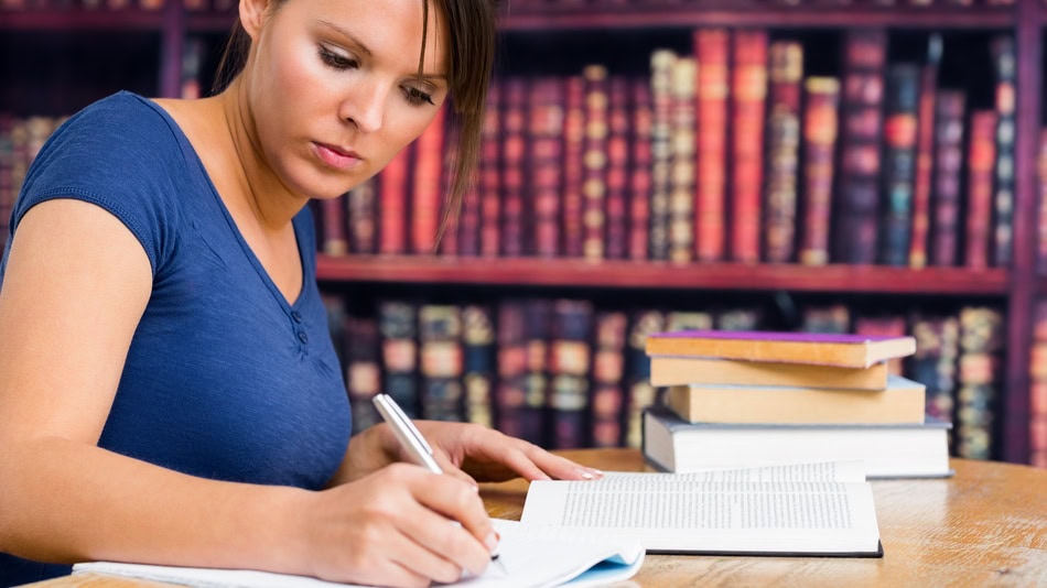 El análisis literario es una herramienta esencial que te posibilita descubrir las capas ocultas de una obra literaria