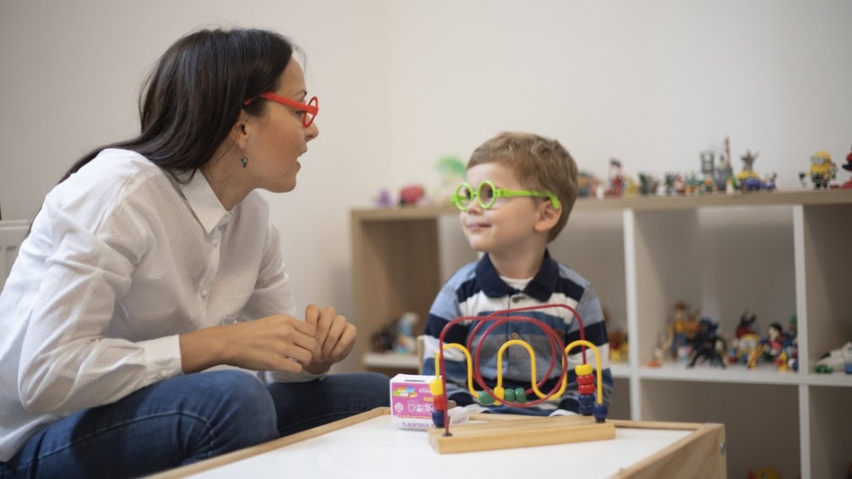 El objetivo de la psicología educativa está vinculado a comprender cómo se aprende y mejora ese proceso, considerando factores cognitivos, emocionales y sociales