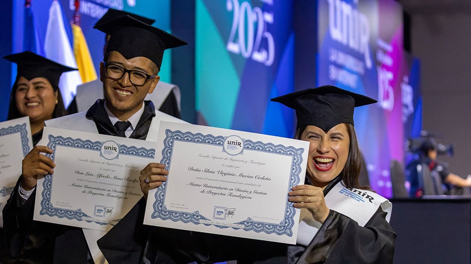 Egresados muestran orgullosos el diploma simbólico.