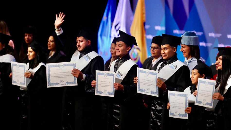 Sobre el escenario, los alumnos compartieron la celebración de su éxito académico.